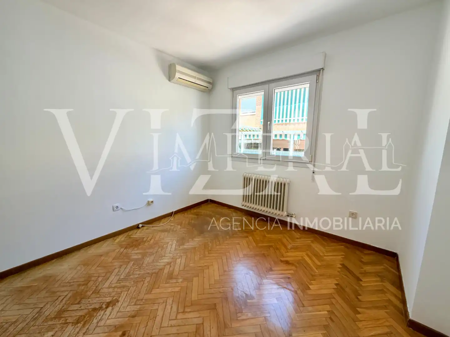 Dormitori de Casa adosada en venda en Toledo amb Aire condicionat, Parquet i Terrassa