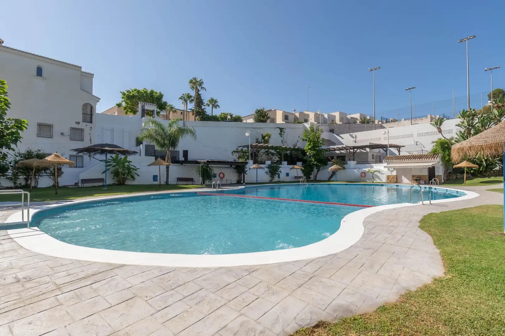 Schwimmbecken von Haus oder Chalet zum Verkauf in Almuñécar mit Privatgarten, Terrasse und Balkon