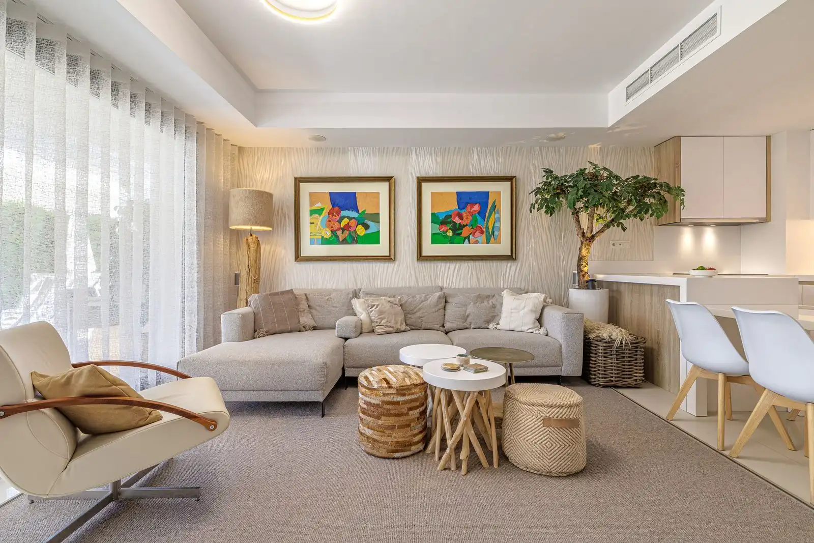 Sala d'estar de Apartament en venda en Benahavís amb Jardí privat, Terrassa i Traster