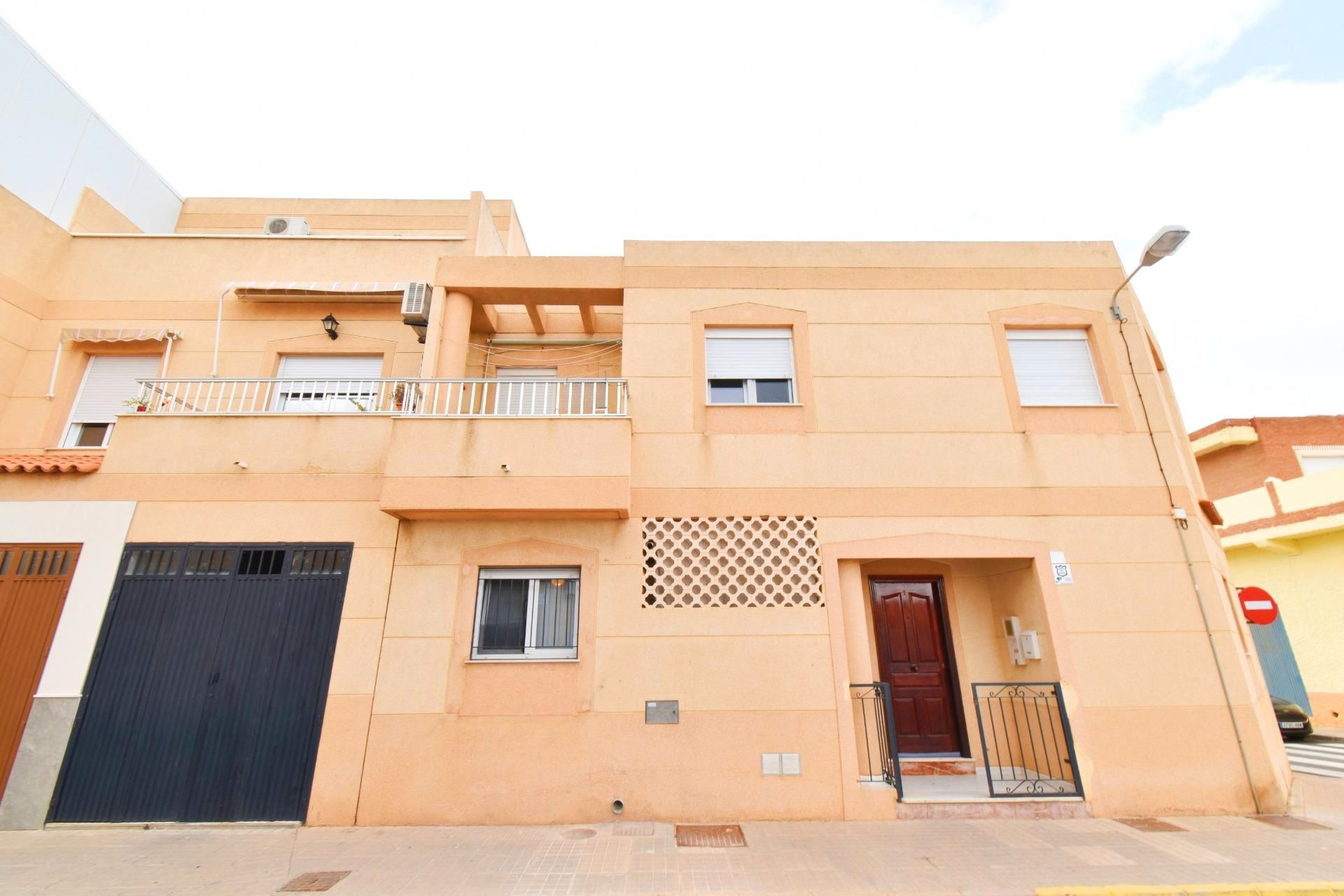 Vista exterior de Casa o xalet en venda en El Ejido amb Aire condicionat, Terrassa i Moblat