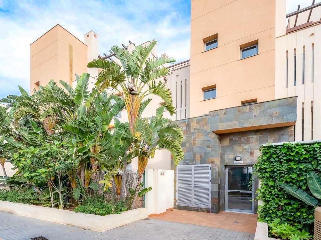Vista exterior de Apartament en venda en  Almería Capital amb Jardí privat, Terrassa i Piscina comunitària