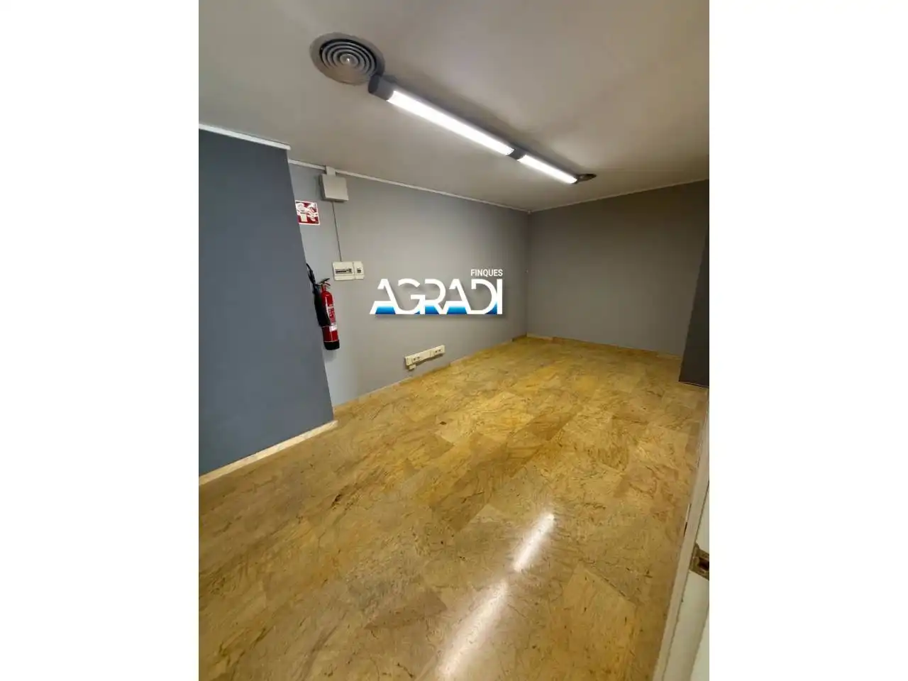 Local comercial de lloguer a Calle lluis vives 35, imagen 2