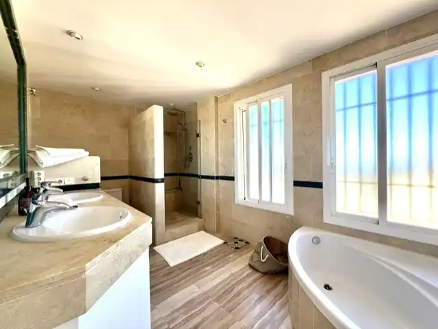 Badezimmer von Dachboden zum Verkauf in Marbella mit Klimaanlage, Heizung und Terrasse