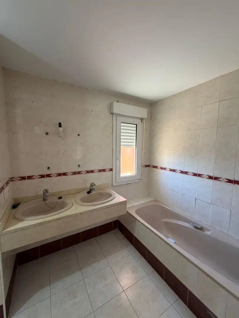 Baño de Casa o chalet de alquiler en Ogíjares con Calefacción, Jardín privado y Piscina