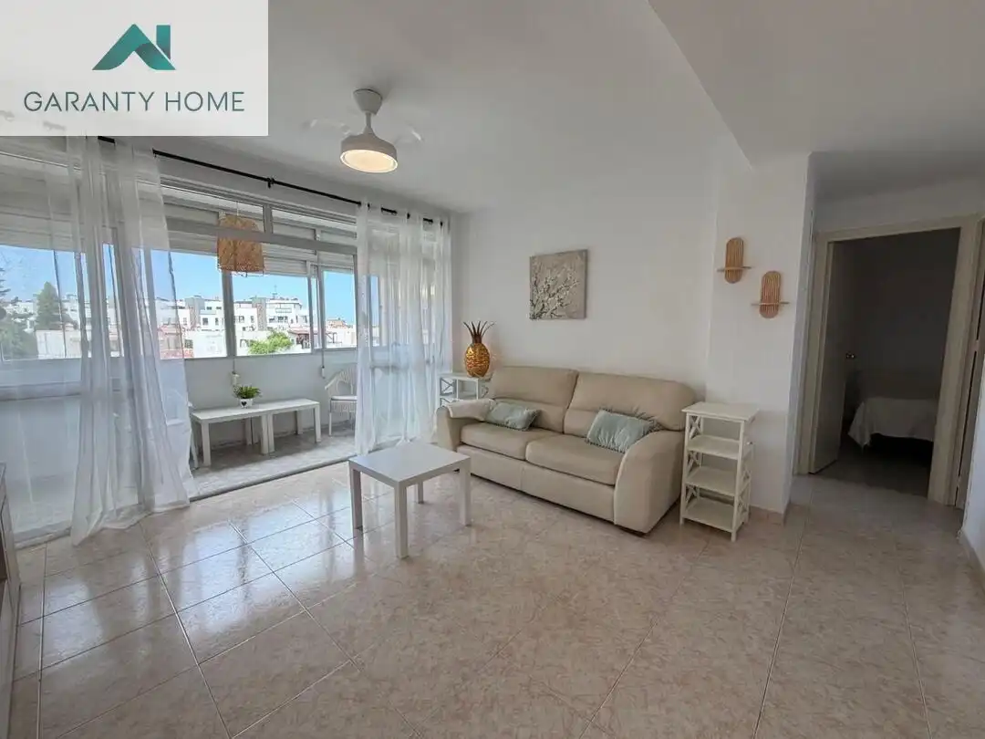 Sala de estar de Piso de alquiler en Torremolinos con Amueblado, Balcón y Piscina comunitaria