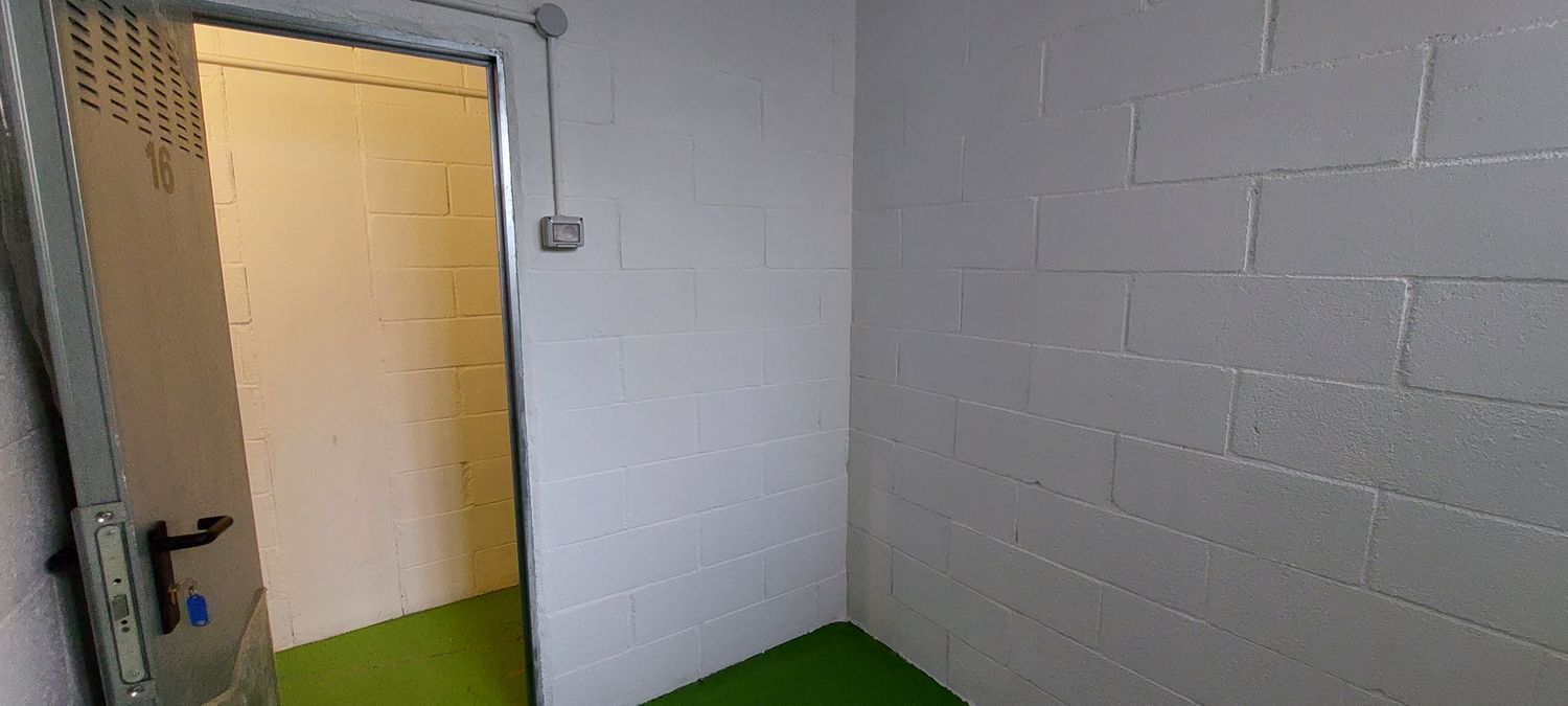 Box room for sale in N/A, Ceares