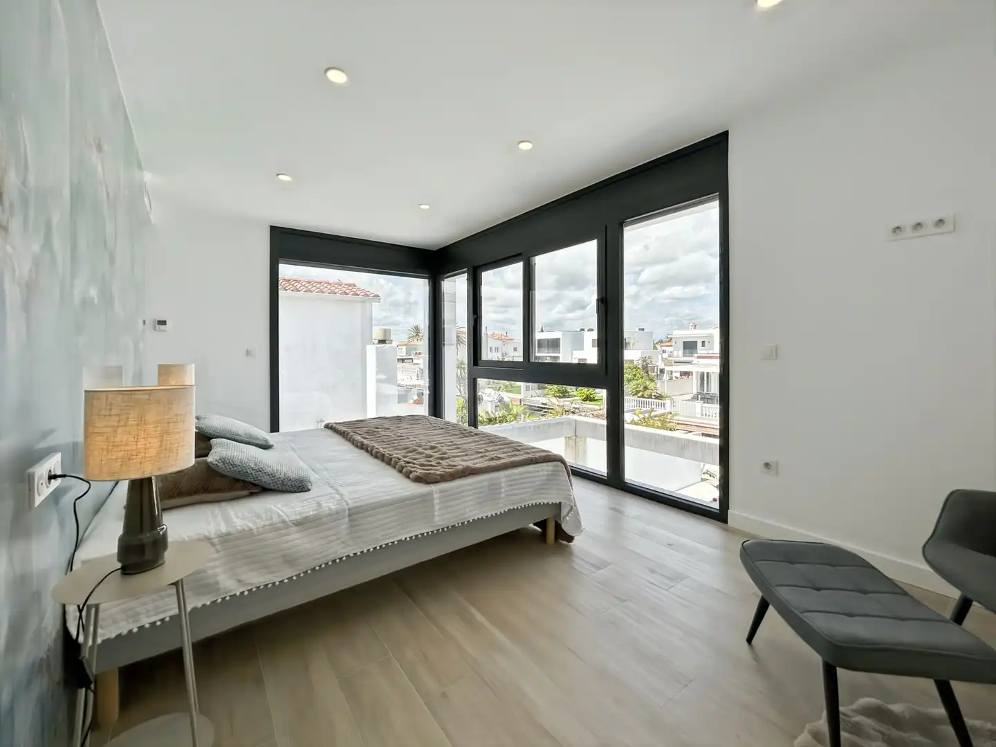 Schlafzimmer von Einfamilien-Reihenhaus zum Verkauf in Empuriabrava mit Klimaanlage, Heizung und Schwimmbad