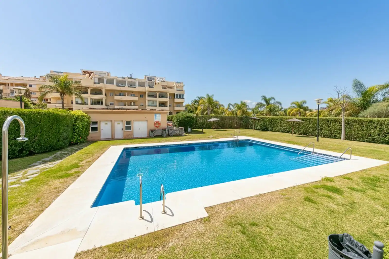 Schwimmbecken von Wohnungen zum Verkauf in Pulianas mit Klimaanlage, Terrasse und Möbliert