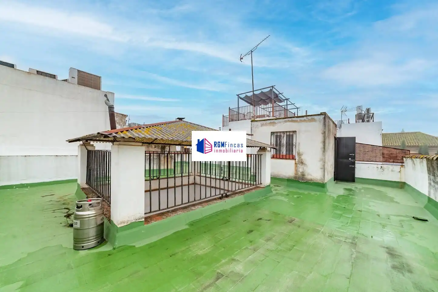 Vista exterior de Piso en venta en  Sevilla Capital con Aire acondicionado