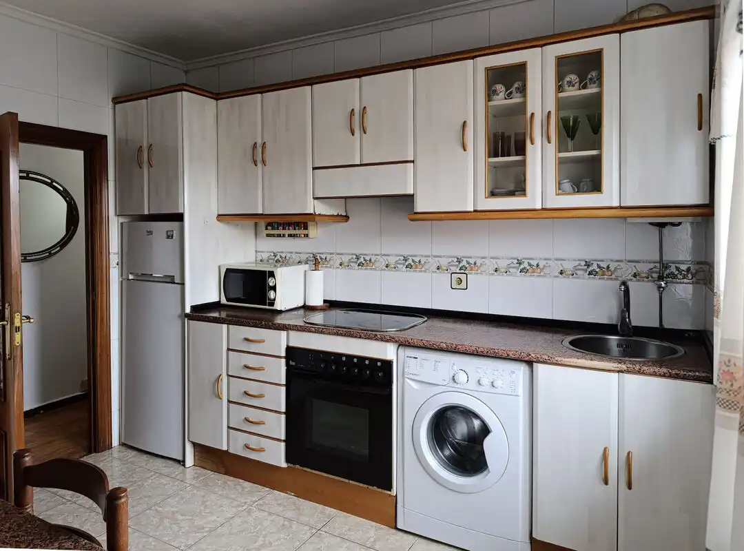 Cuina de Pis en venda en Gijón  amb Jardí privat, Traster i Balcó