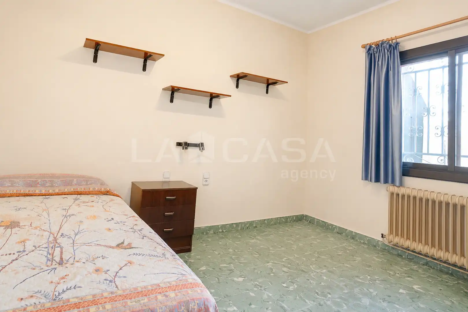 Habitación de Casa adosada en venta en Granollers con Calefacción, Terraza y Trastero