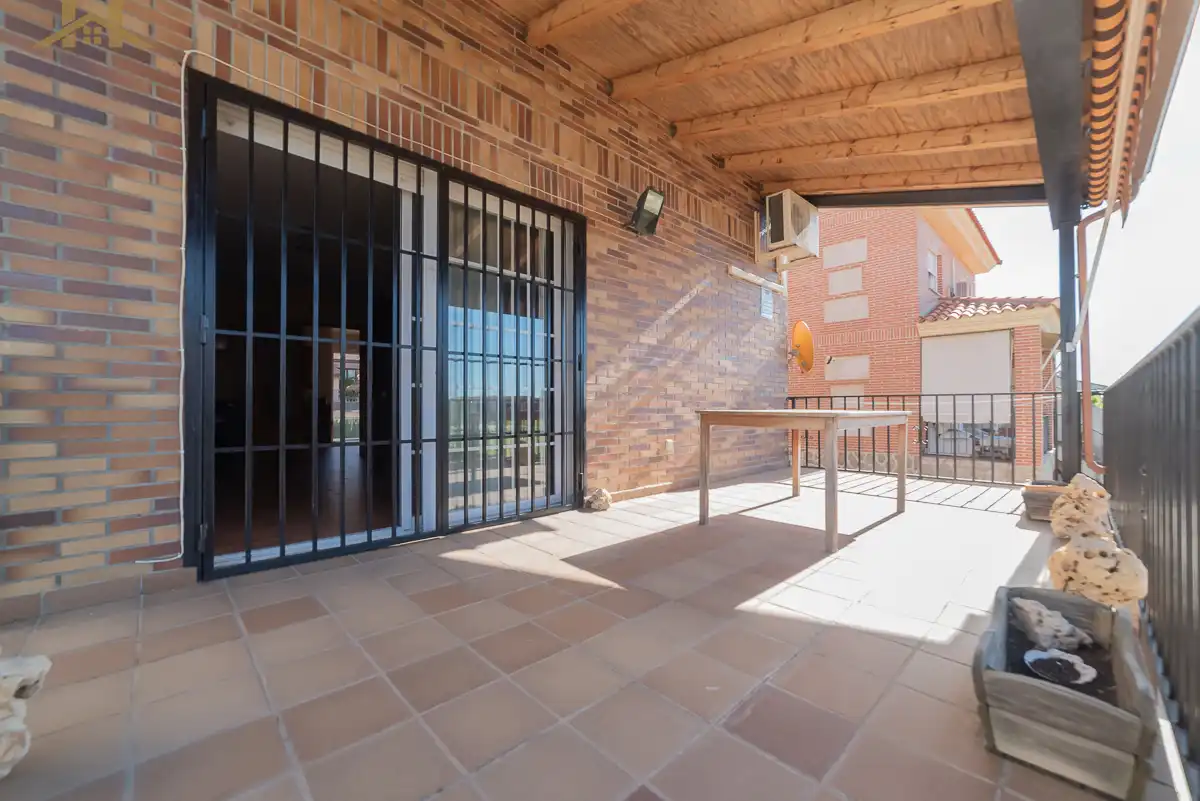 Terrassa de Casa adosada en venda en Navalcarnero amb Aire condicionat, Calefacció i Jardí privat