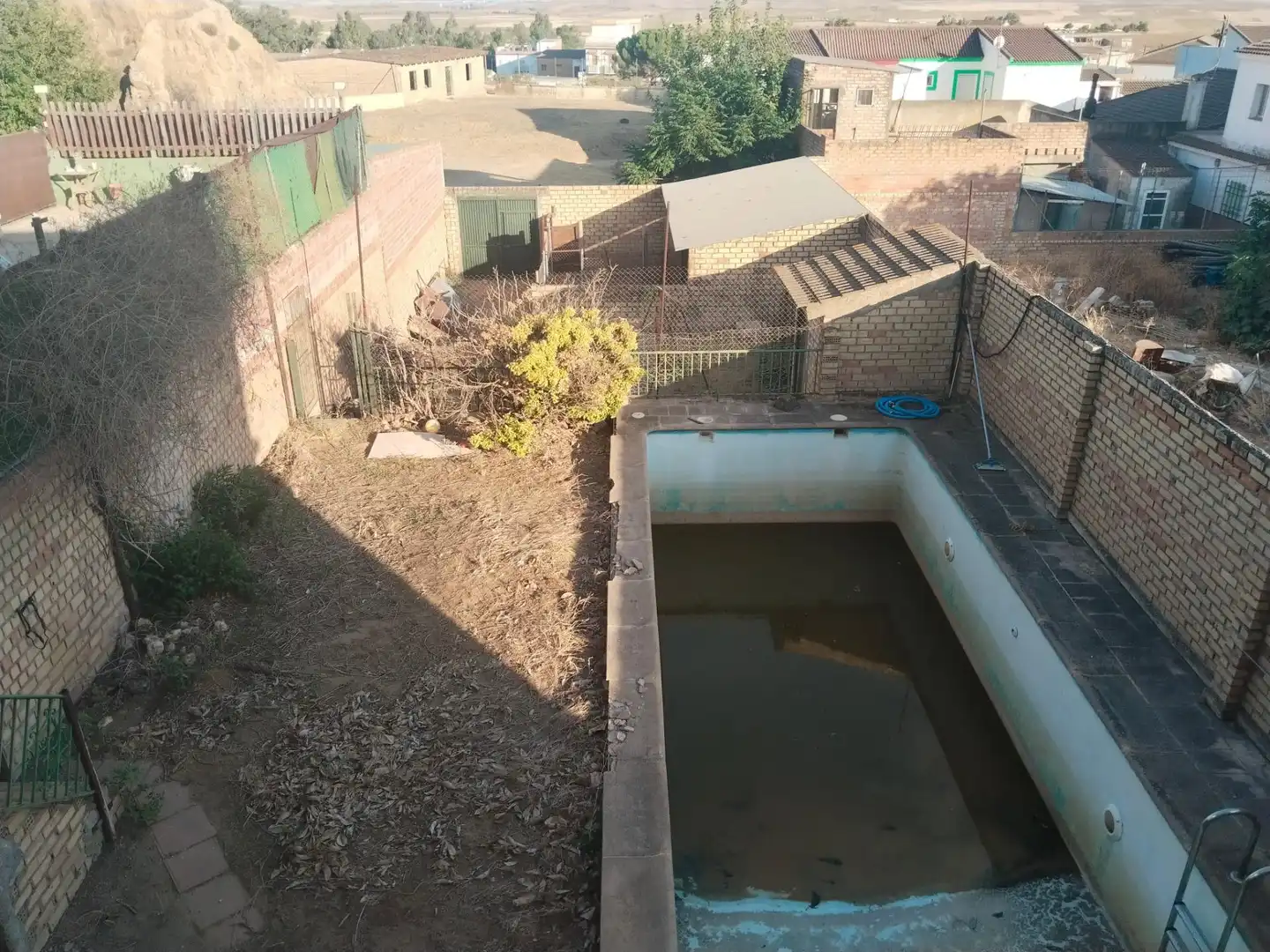 Piscina de Finca rústica en venda en Gerena amb Jardí privat, Traster i Piscina