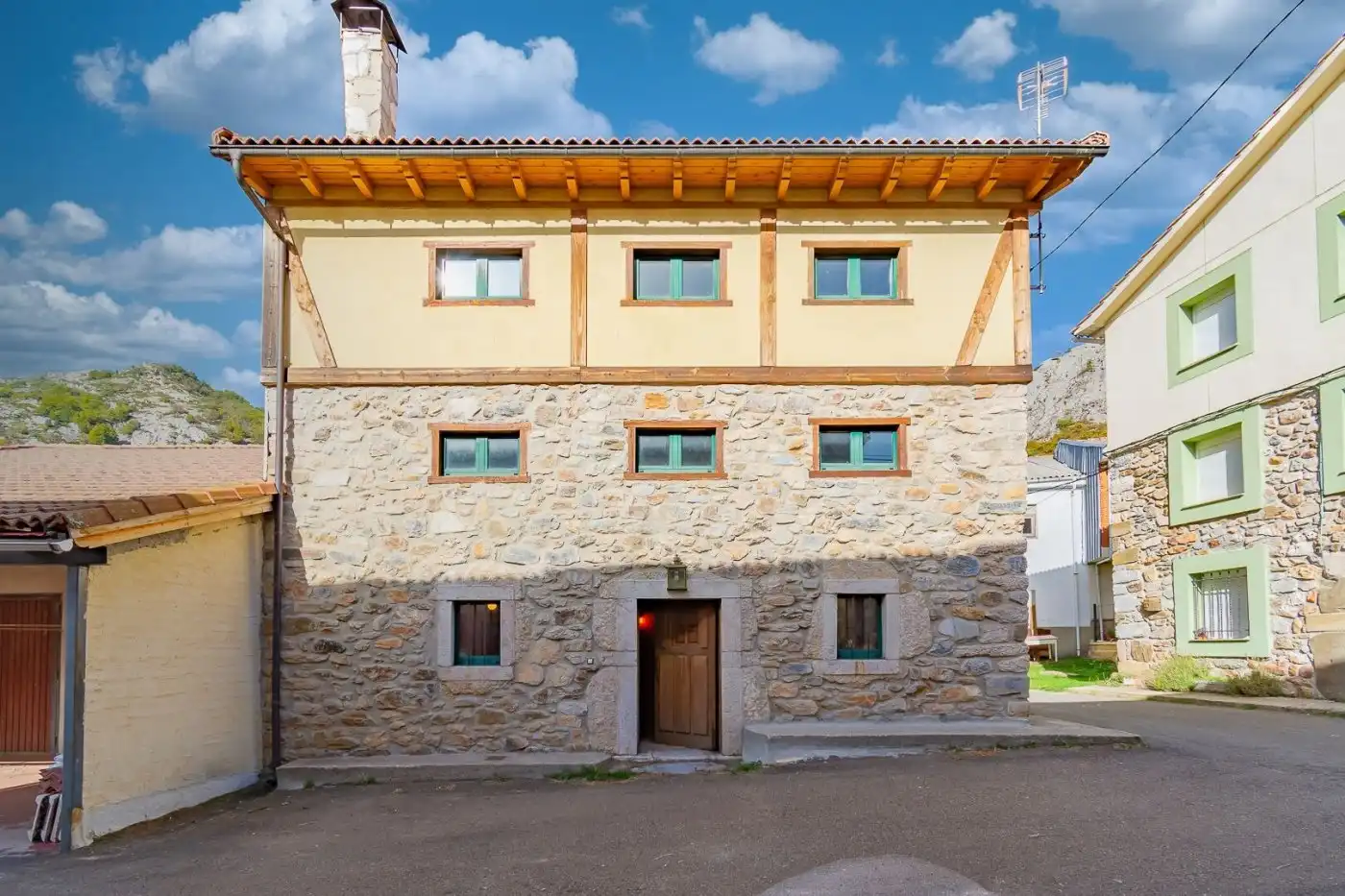 Vista exterior de Casa o chalet en venta en Boca de Huérgano con Trastero y Amueblado