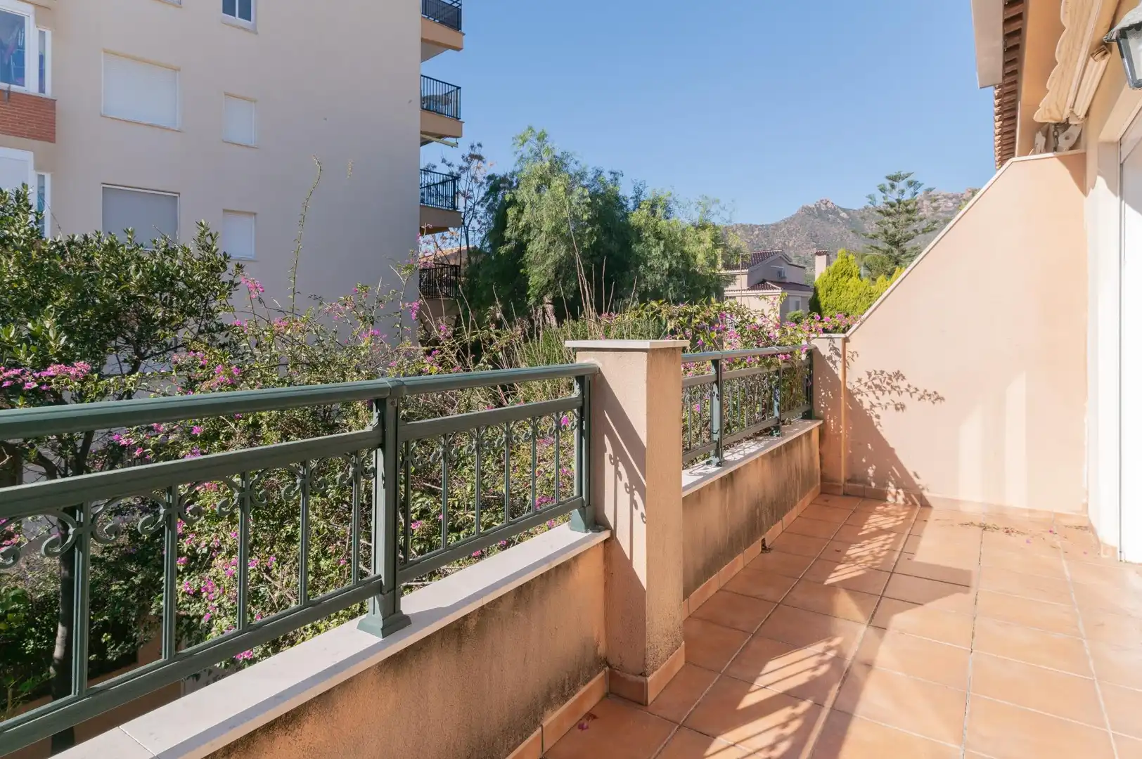Terrasse von Einfamilien-Reihenhaus zum Verkauf in Benicasim / Benicàssim mit Heizung, Privatgarten und Terrasse
