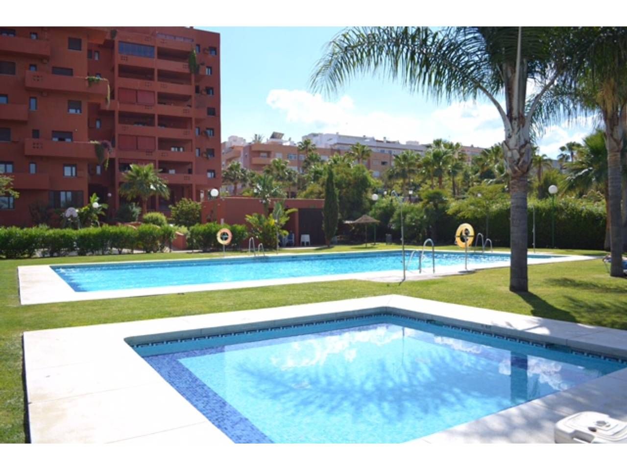 Piscina de Pis en venda en Estepona amb Aire condicionat, Terrassa i Traster