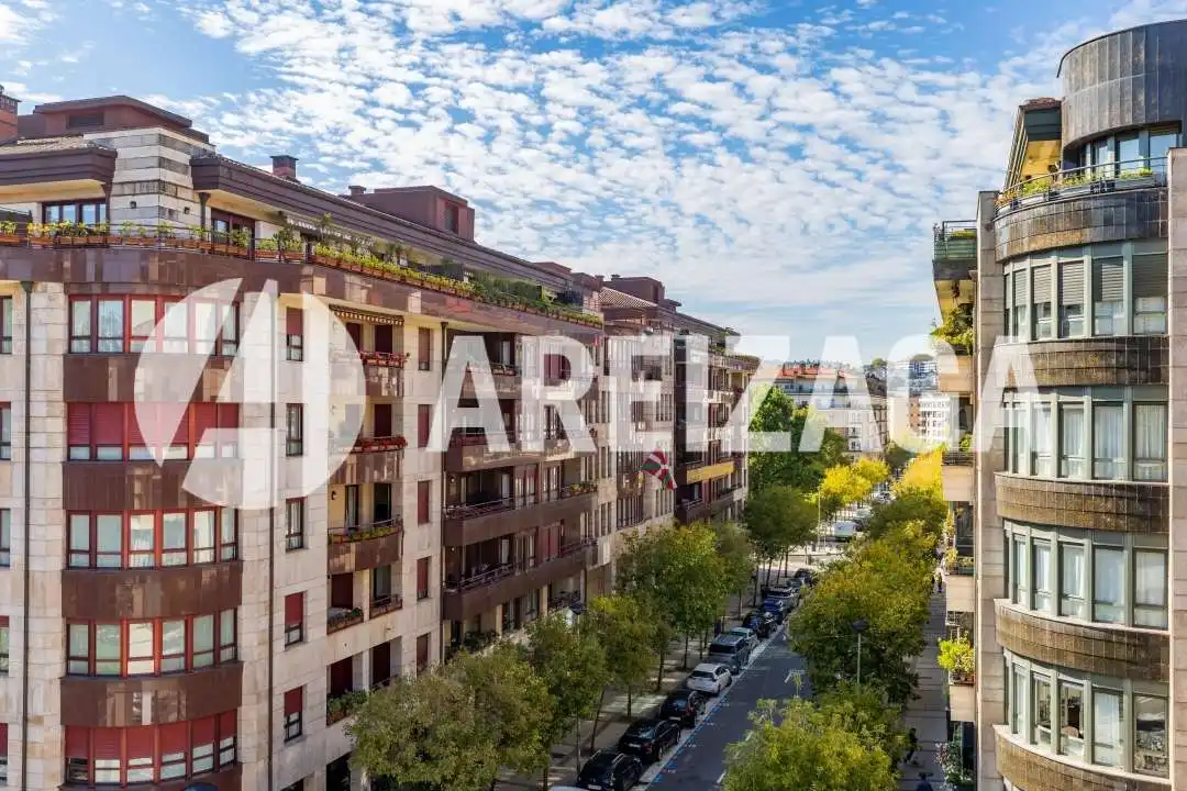 Außenansicht von Wohnung zum Verkauf in Donostia - San Sebastián  mit Heizung, Terrasse und Balkon