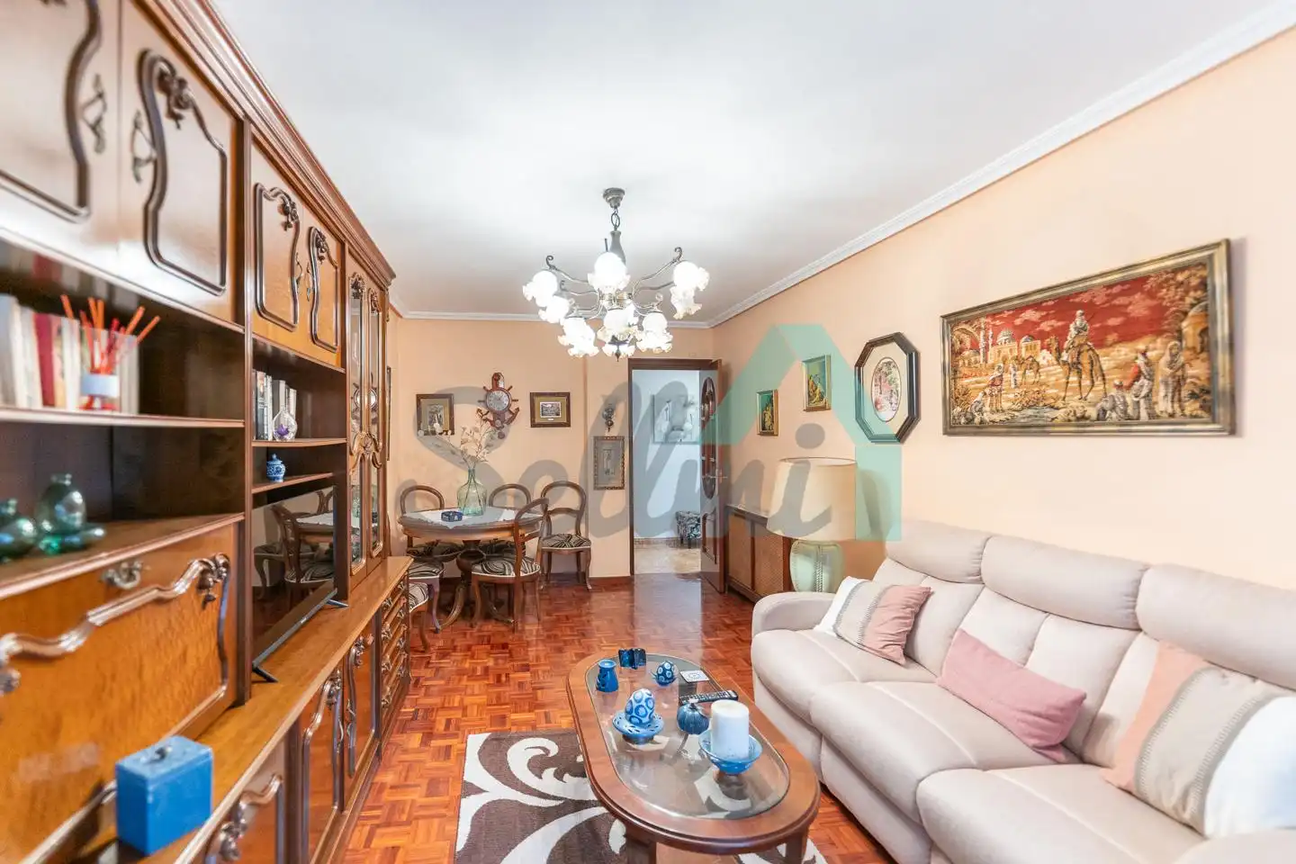 Sala d'estar de Pis de lloguer en Gijón  amb Calefacció, Parquet i Moblat