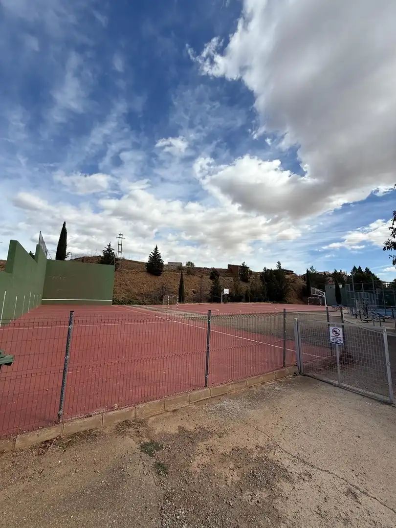 Vista exterior de Finca rústica en venda en San Martín del Río amb Piscina comunitària