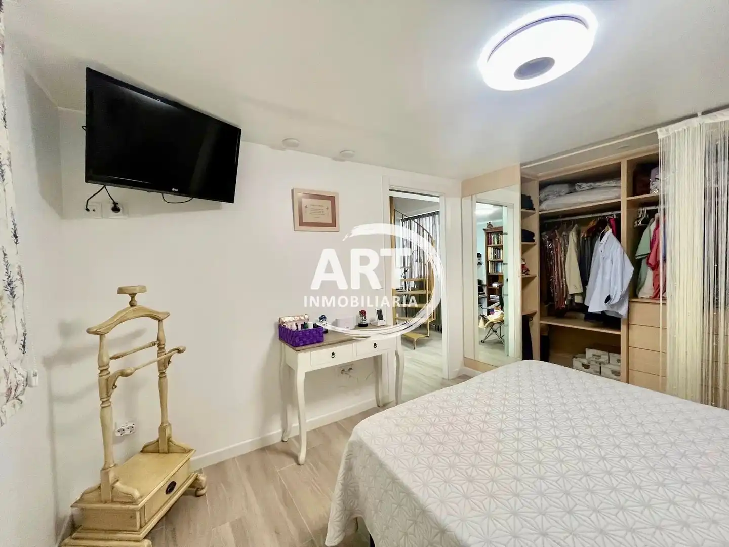 Habitación de Casa adosada en venta en La Pobla de Vallbona con Aire acondicionado, Calefacción y Jardín privado