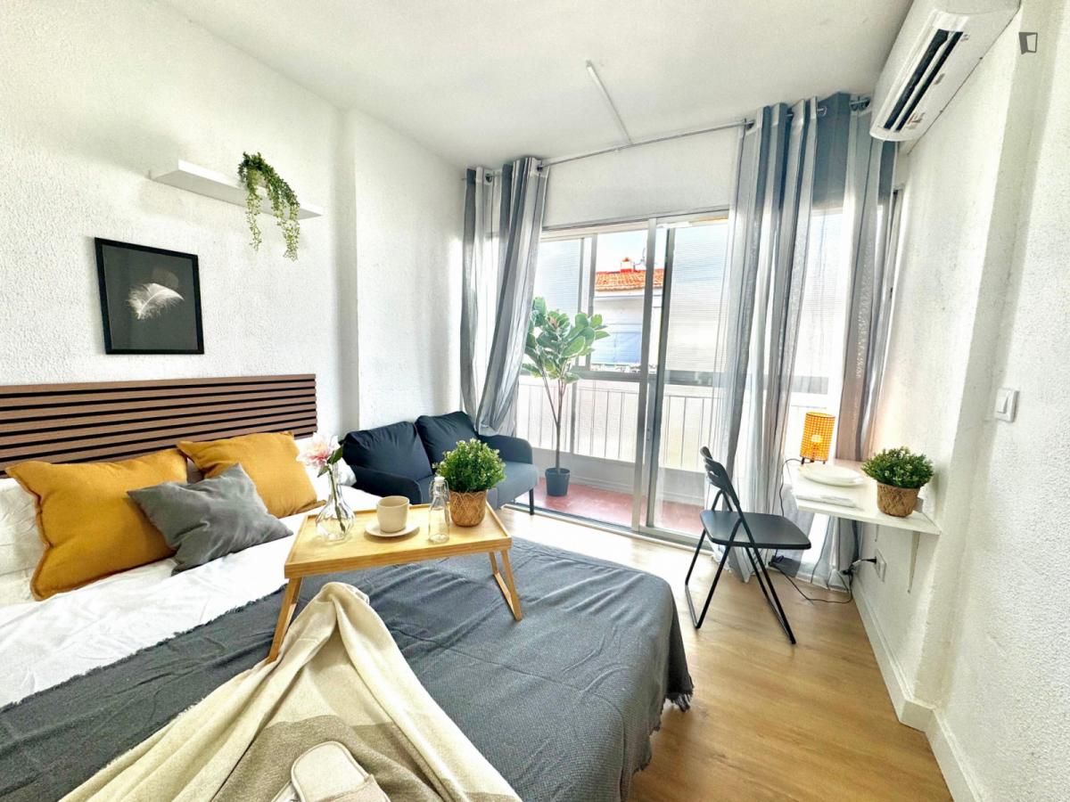 Dormitori de Apartament per a compartir en Getafe amb Moblat, Forn i Rentadora