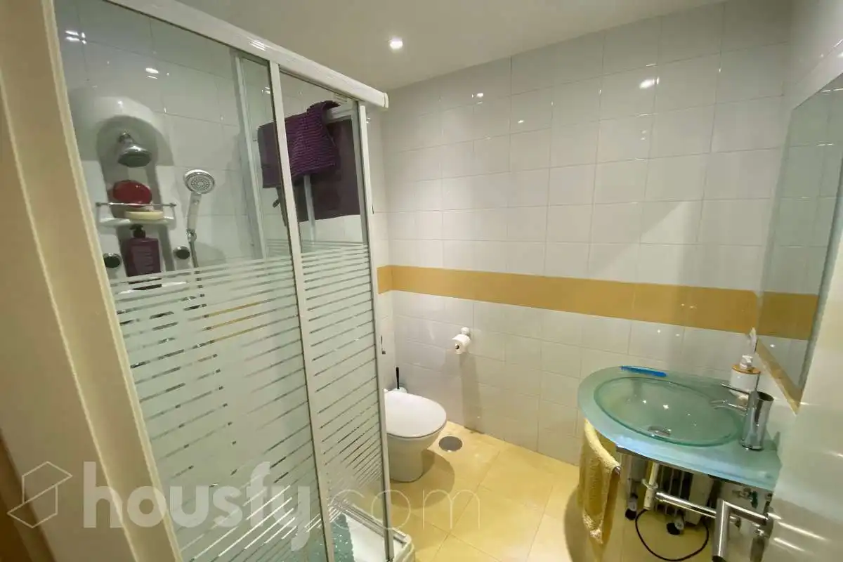 Badezimmer von Wohnung zur Miete in Sevilla mit Klimaanlage, Terrasse und Balkon