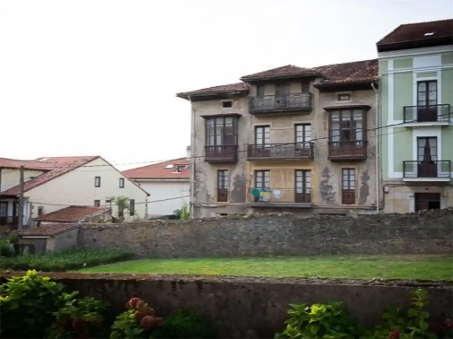 Vista exterior de Casa adosada en venda en Limpias amb Balcó
