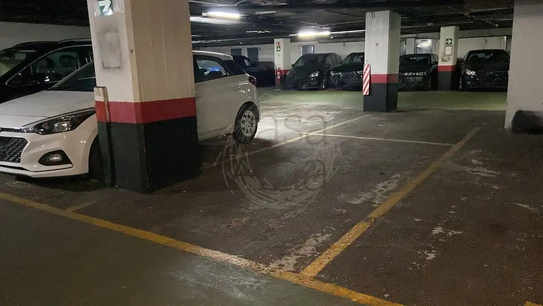Parkplatz zur Miete in Calle María Díaz de Haro, imagen 9
