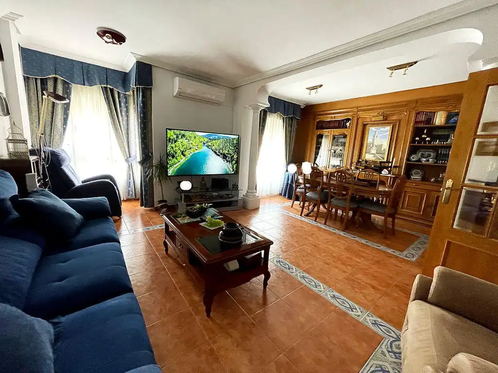 Wohnzimmer von Einfamilien-Reihenhaus zum Verkauf in Tarancón mit Klimaanlage und Heizung