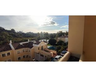 Vista exterior de Apartament en venda en Benahavís amb Terrassa, Alarma i Piscina comunitària