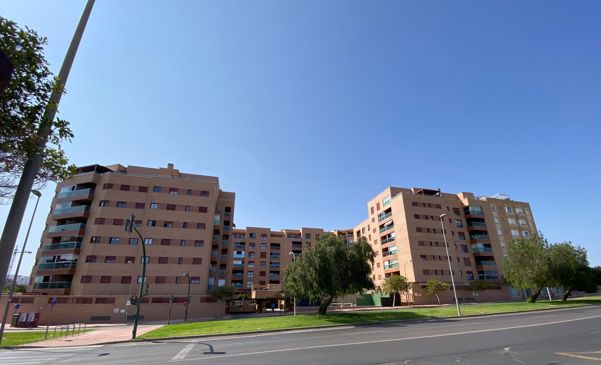 Vista exterior de Pis en venda en  Almería Capital amb Jardí privat, Terrassa i Piscina comunitària