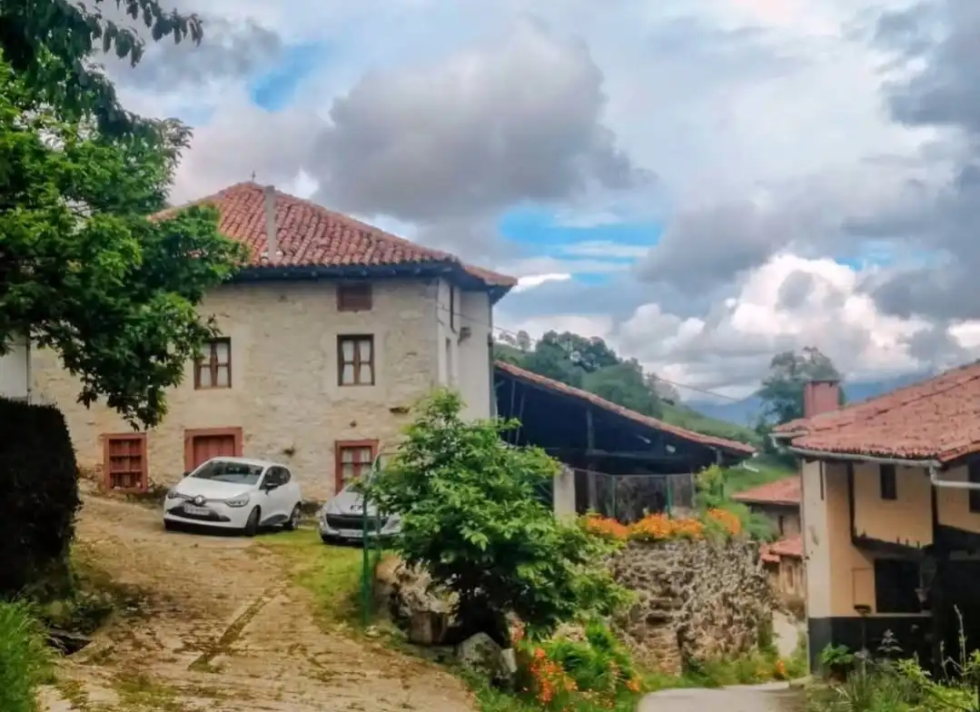 Vista exterior de Casa o xalet en venda en Vega de Liébana amb Jardí privat, Moblat i Balcó