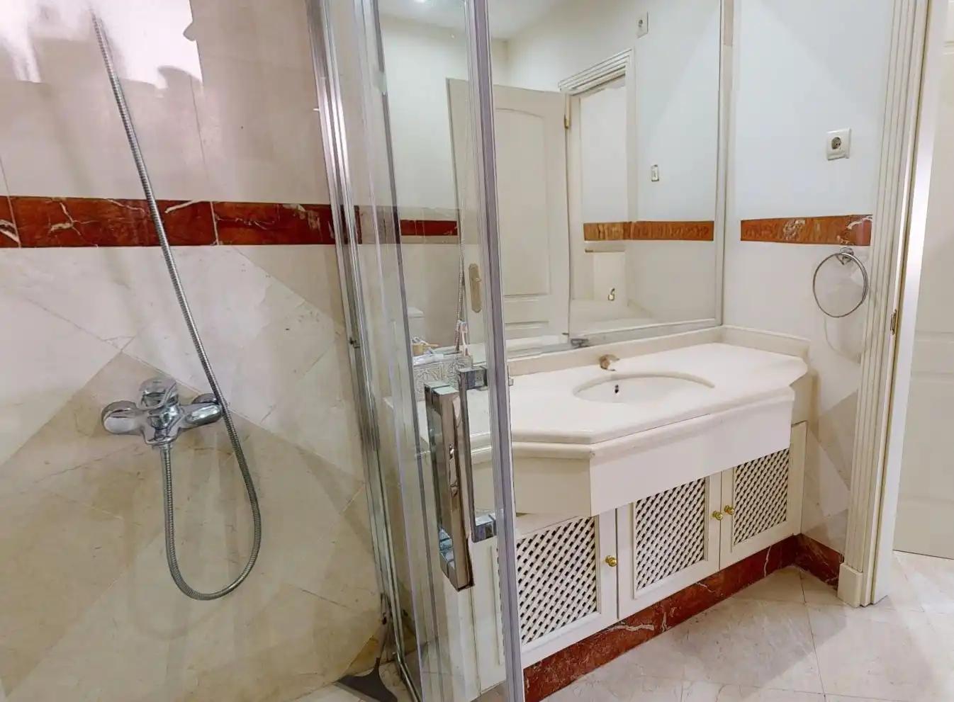 Badezimmer von Wohnung zum Verkauf in Marbella mit Heizung, Privatgarten und Terrasse