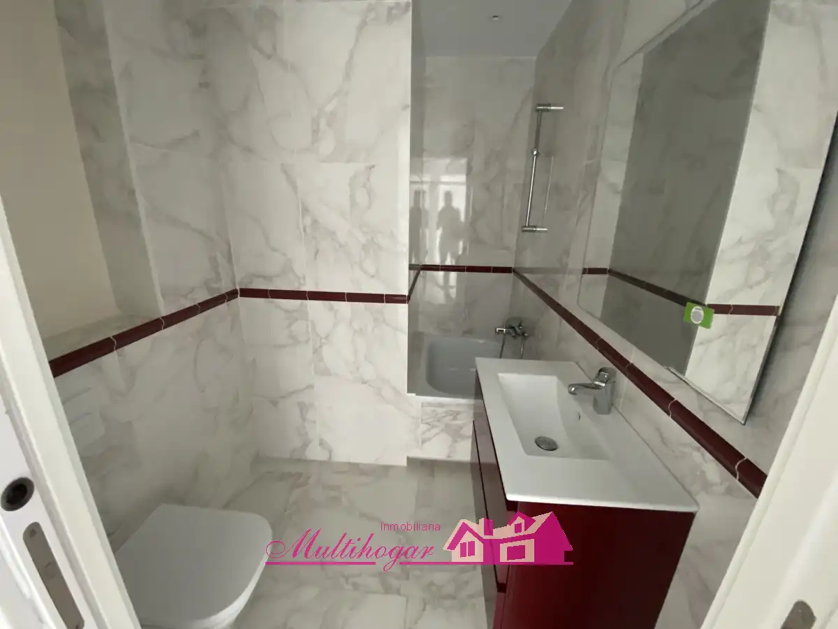 Badezimmer von Dachboden zum Verkauf in Sant Josep de sa Talaia mit Klimaanlage, Heizung und Terrasse