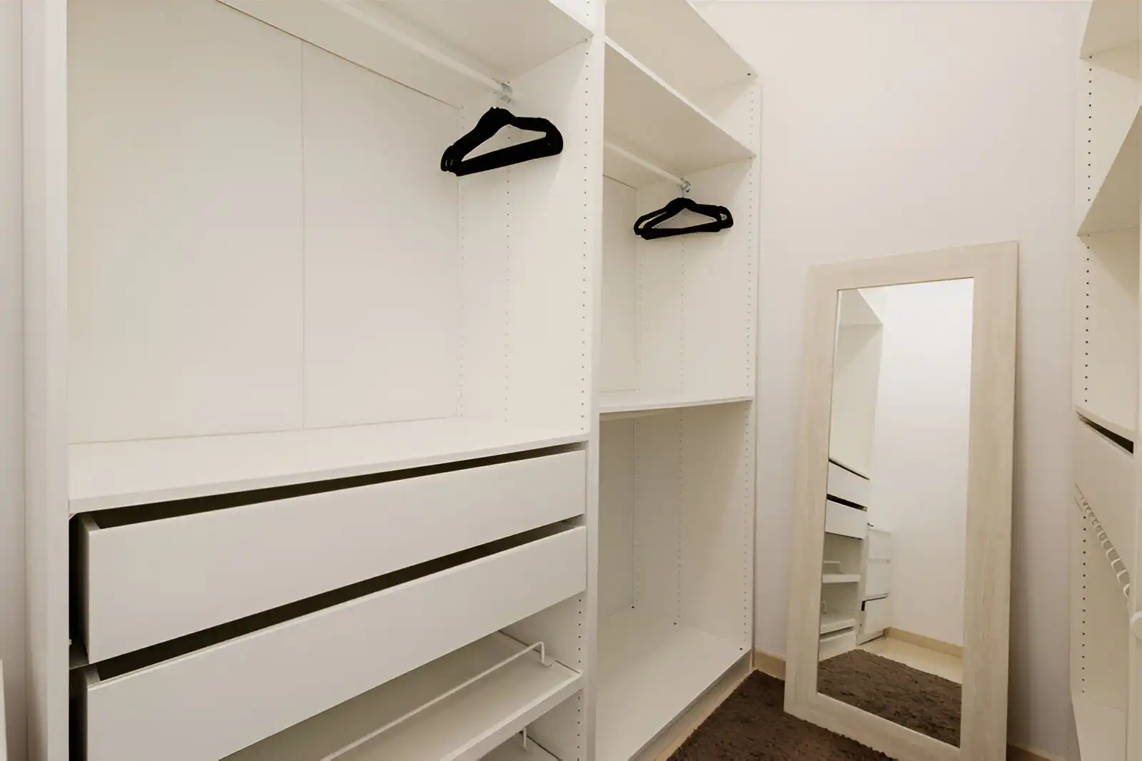 Schlafzimmer von Erdgeschoss zum Verkauf in Marbella mit Klimaanlage, Privatgarten und Terrasse