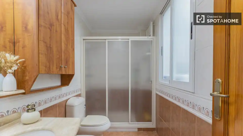 Baño de Piso de alquiler en Sedaví con Aire acondicionado, Calefacción y Amueblado