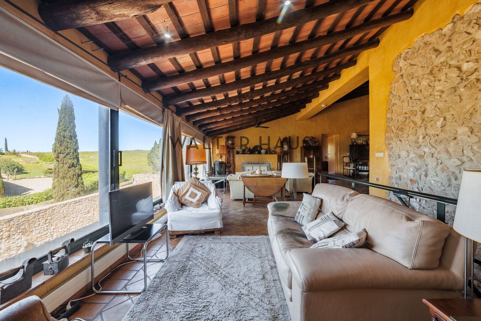 Sala d'estar de Finca rústica en venda en L'Escala amb Calefacció, Jardí privat i Terrassa