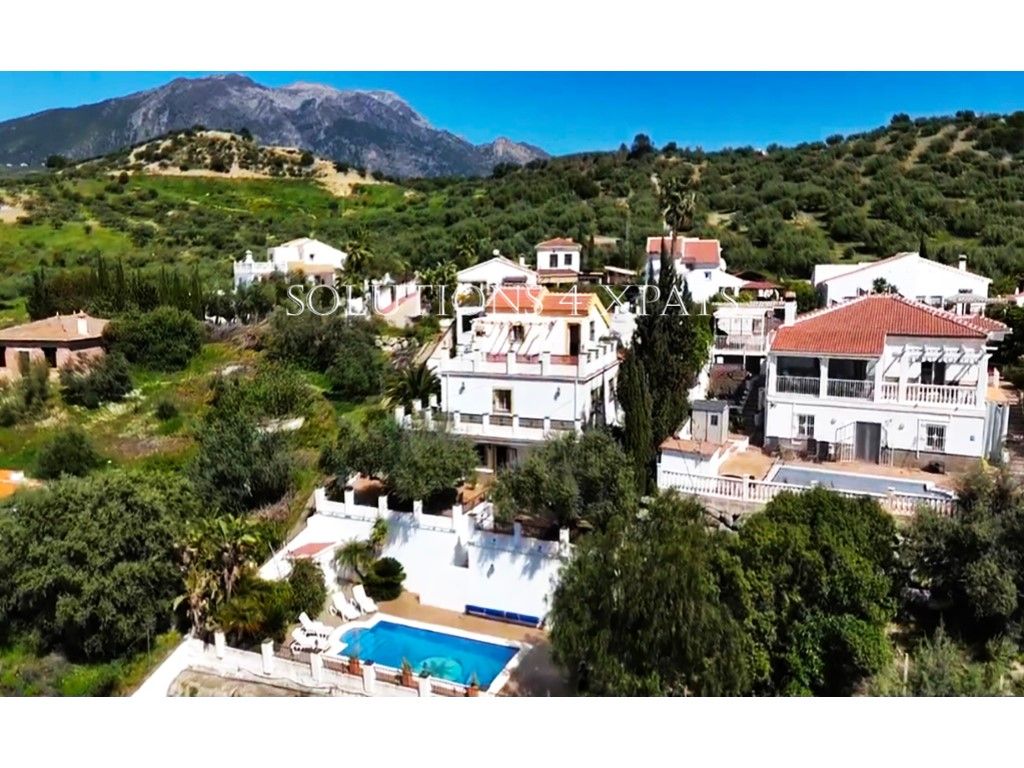 Vista exterior de Casa o xalet en venda en Viñuela amb Jardí privat, Terrassa i Piscina
