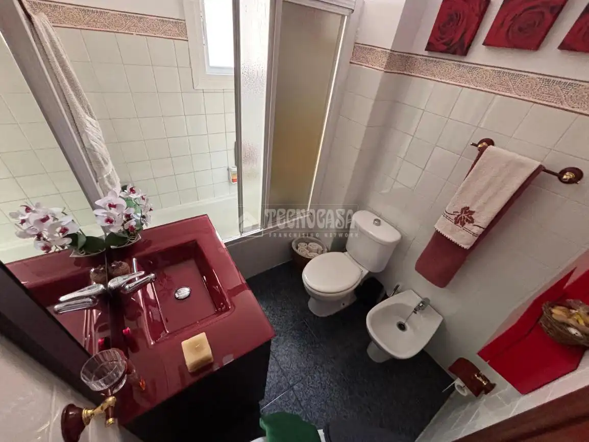 Bathroom of Flat for sale in Málaga  with Air Conditioner and Furnished