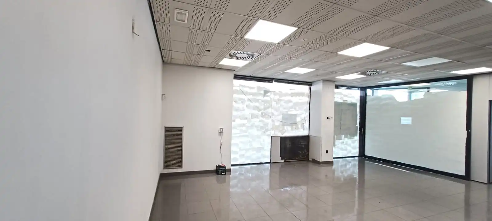 Gewerbefläche zum Verkauf in C/ Joan Fuster, imagen 2