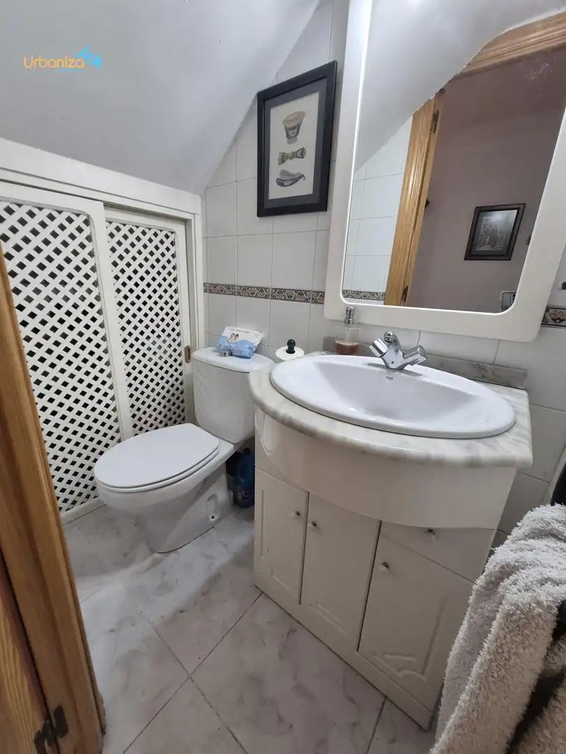 Baño de Casa adosada en venta en Badajoz con Calefacción, Terraza y Trastero