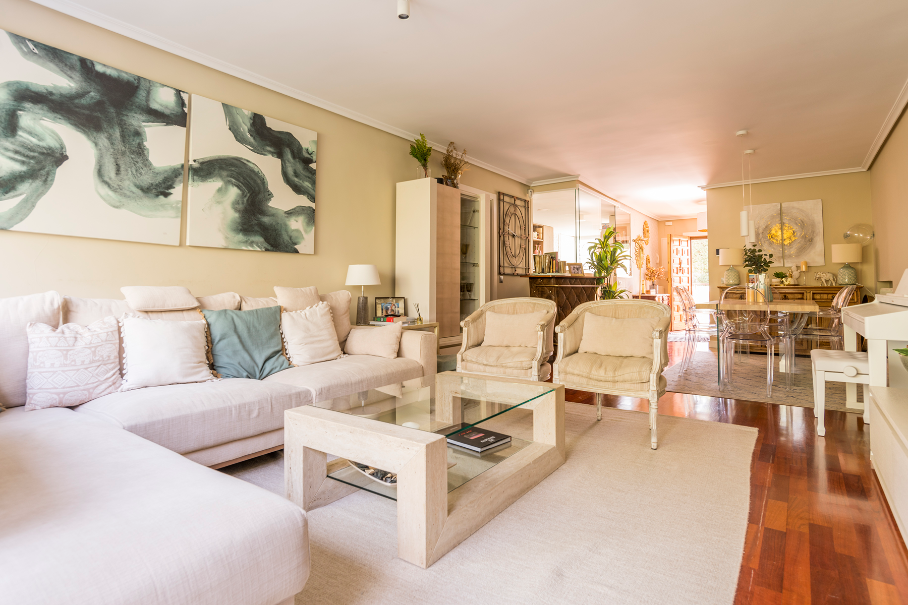Sala d'estar de Apartament de lloguer en La Moraleja amb Aire condicionat, Jardí privat i Terrassa