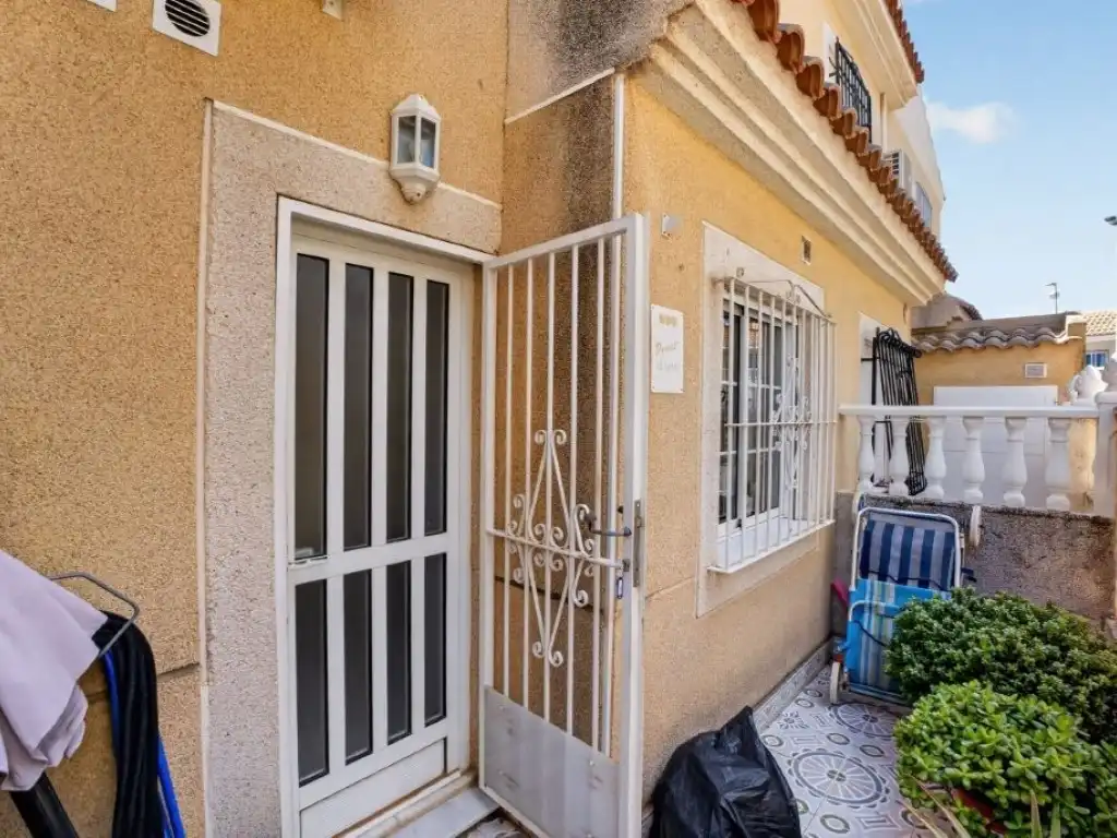 Außenansicht von Einfamilien-Reihenhaus zum Verkauf in Torrevieja mit Klimaanlage, Privatgarten und Schwimmbad