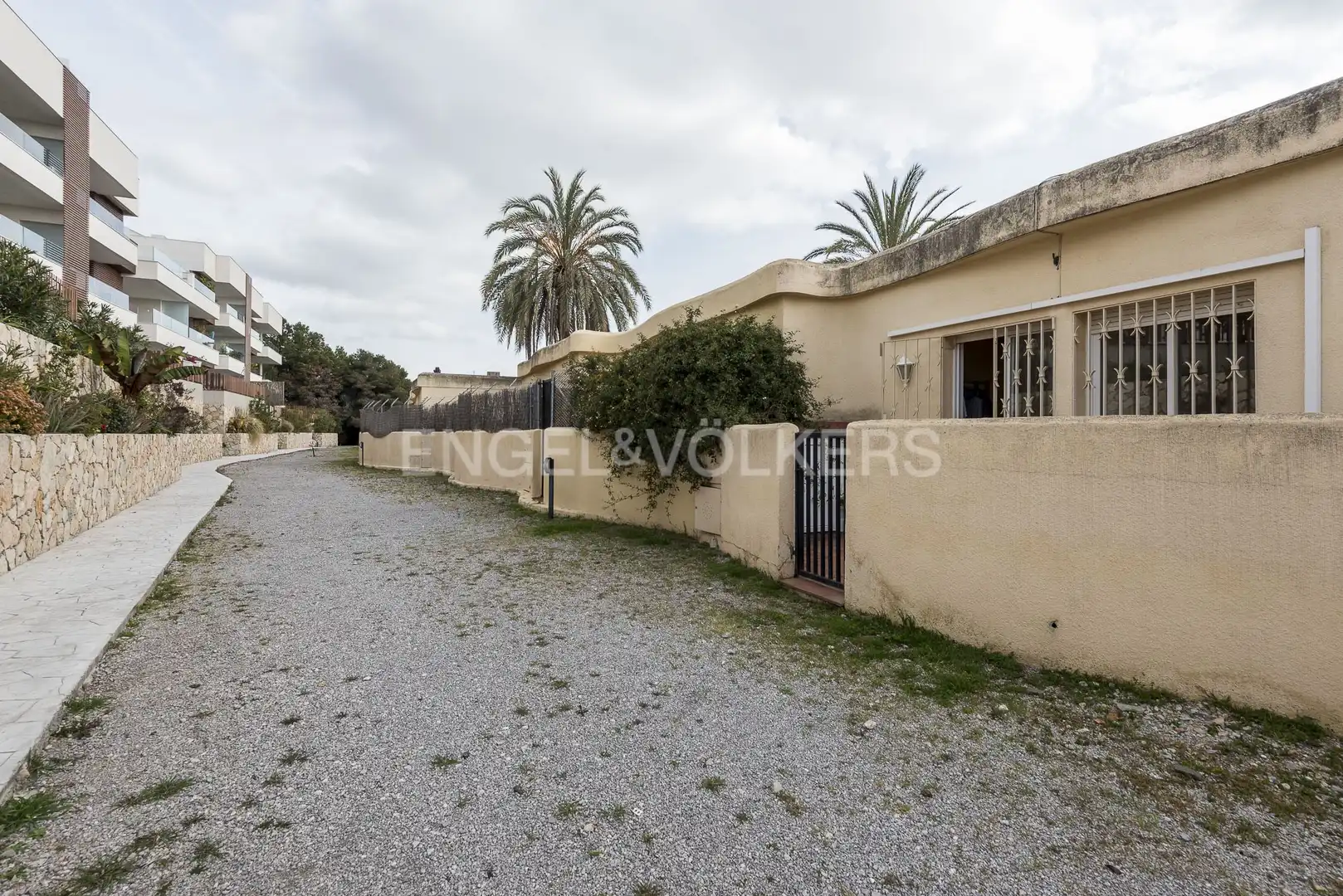Vista exterior de Casa adosada en venda en Sitges amb Aire condicionat, Calefacció i Jardí privat