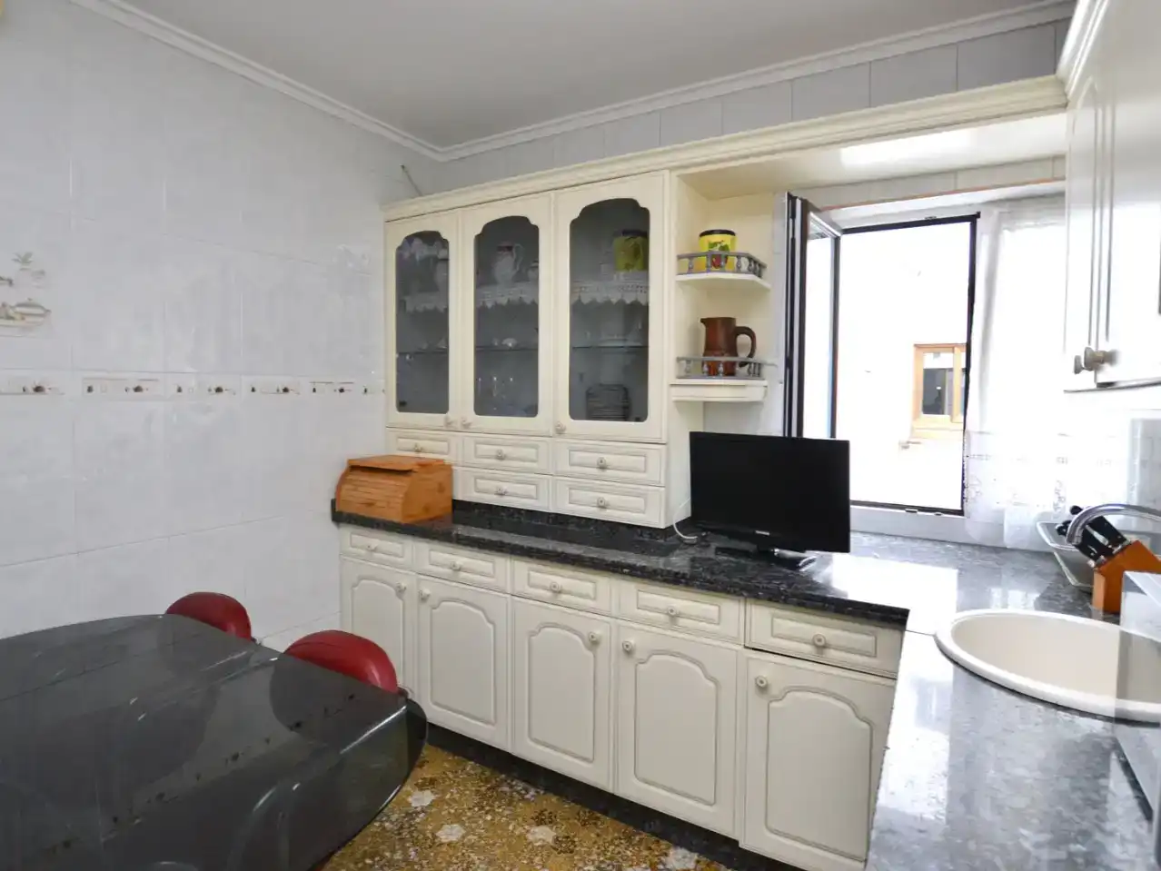 Cuina de Àtic en venda en Oviedo  amb Parquet, Traster i Moblat