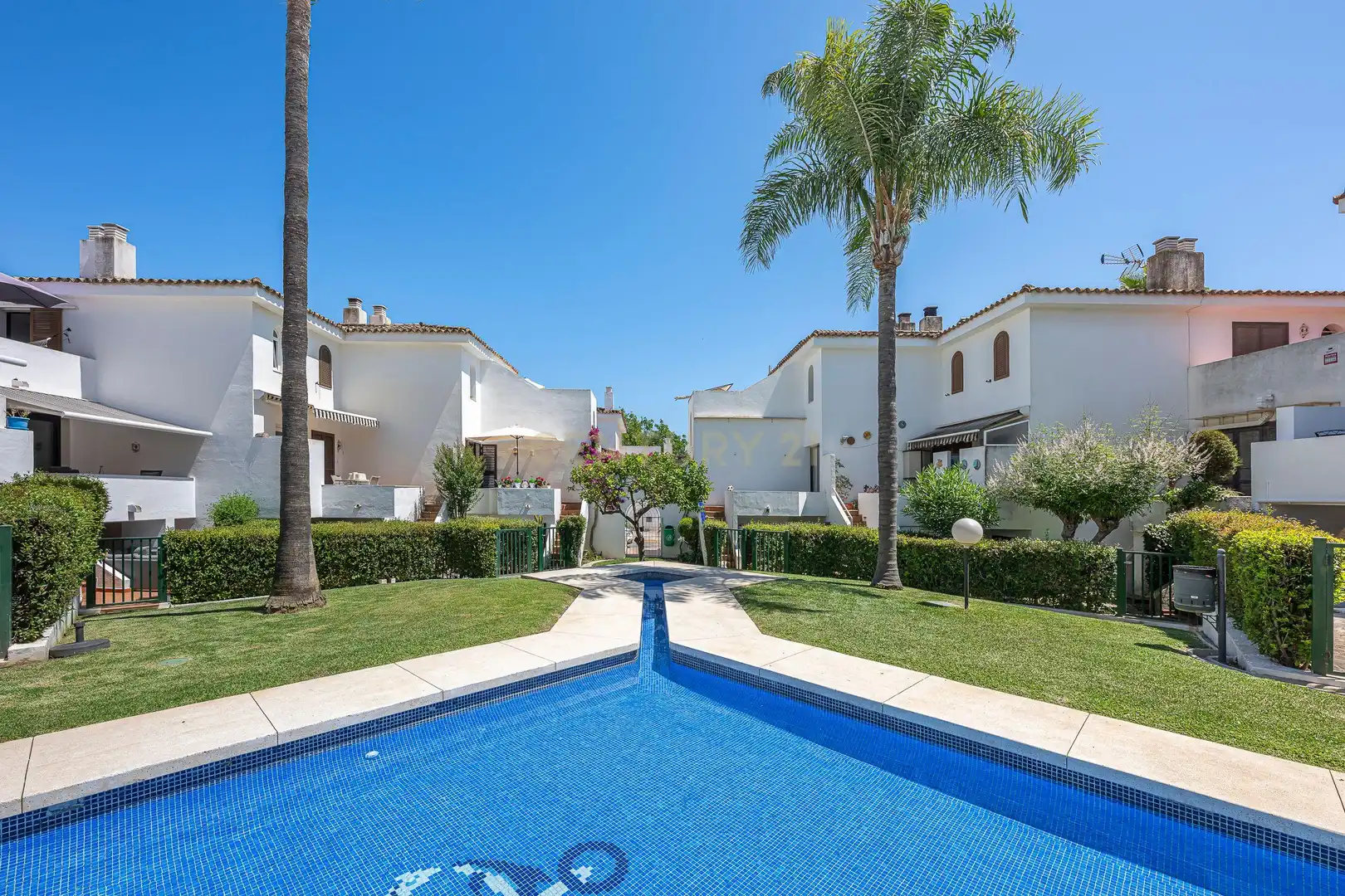 Vista exterior de Casa adosada en venda en Estepona amb Jardí privat i Piscina comunitària