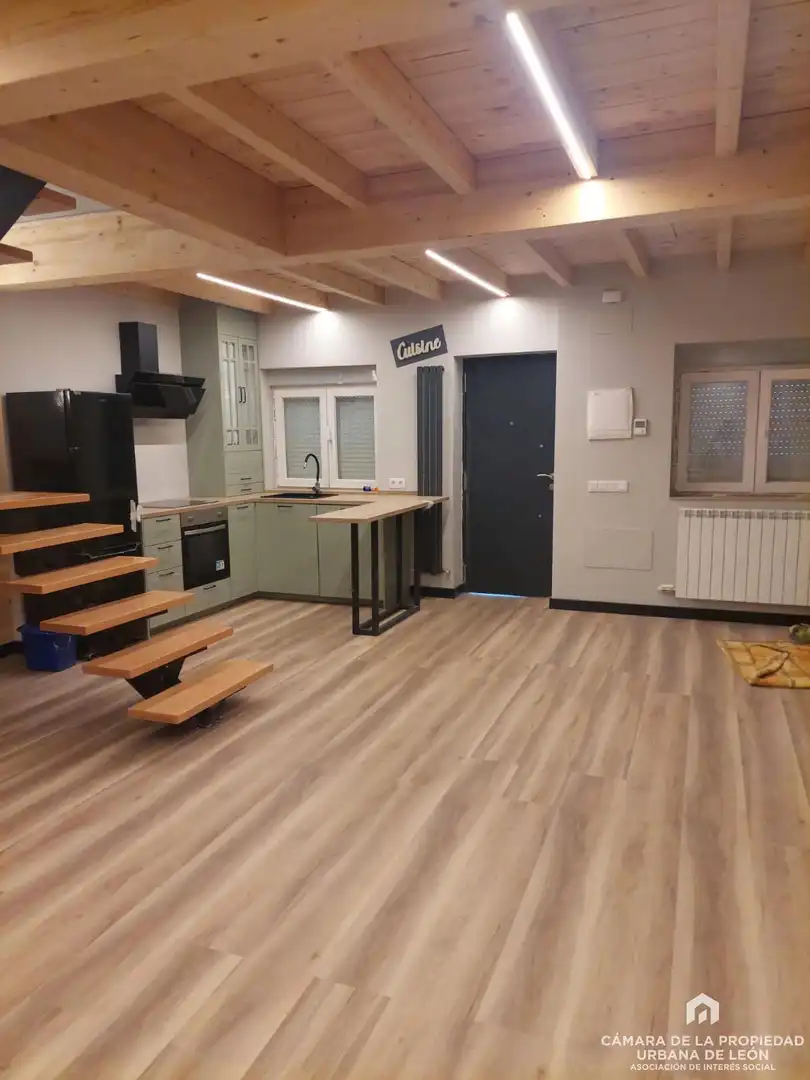 Cuina de Casa adosada en venda en Valverde de la Virgen amb Calefacció i Terrassa