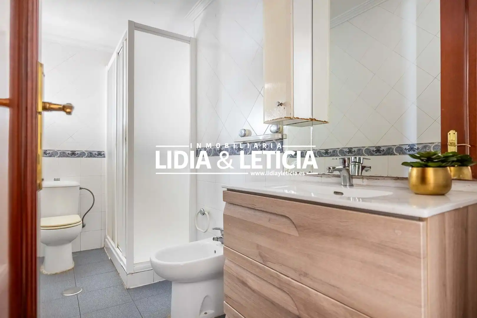 Bathroom of Flat for sale in Alcalá de Guadaira  with Air Conditioner, Terrace and Furnished