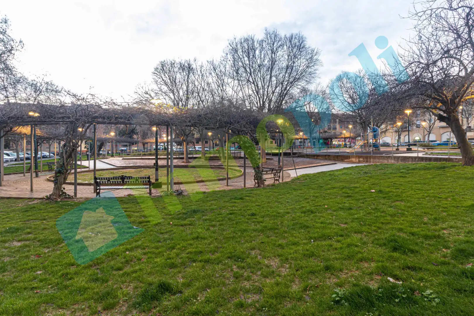 Außenansicht von Wohnung zum Verkauf in Badajoz mit Klimaanlage, Heizung und Privatgarten