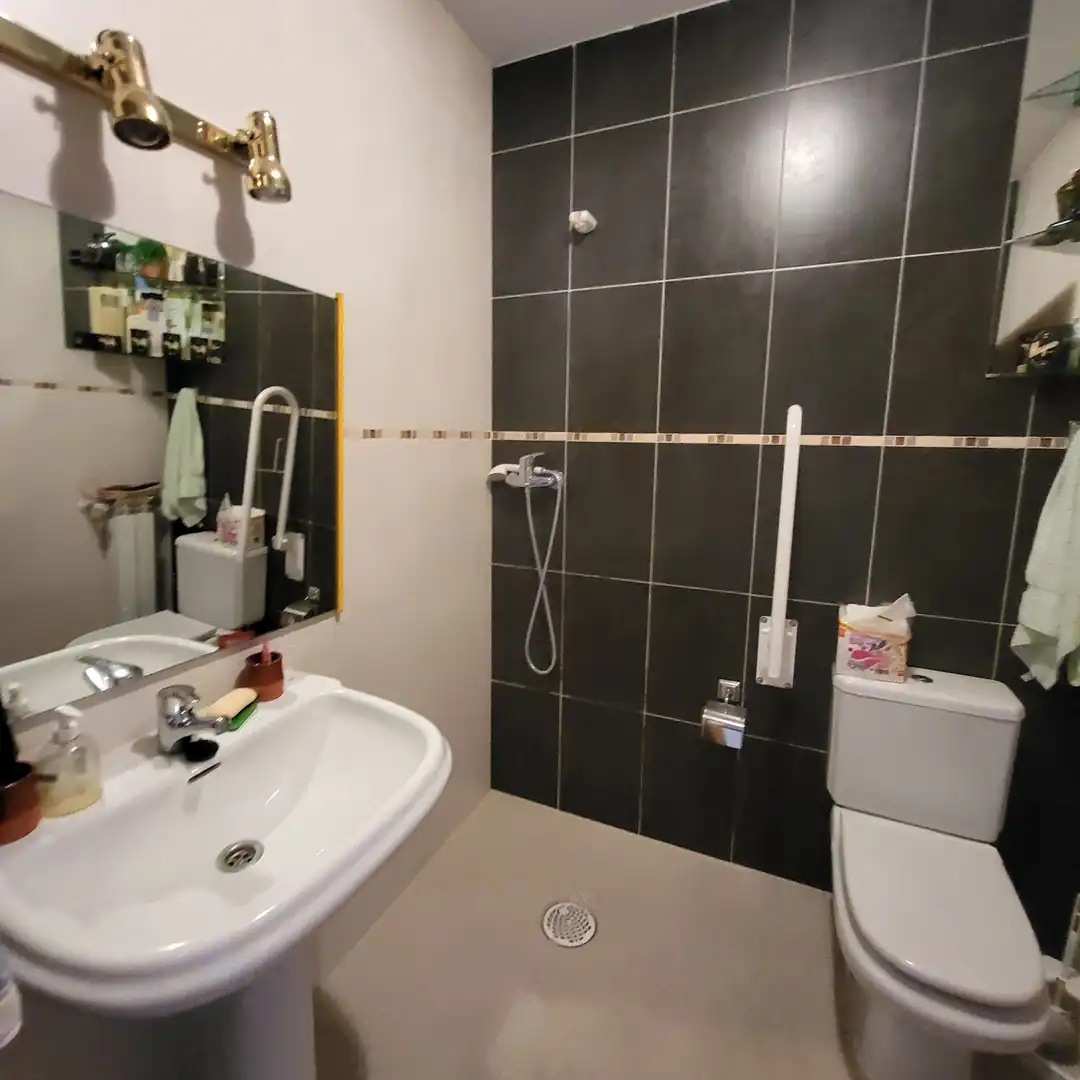 Baño de Piso en venta en Ávila con Calefacción, Terraza y Trastero